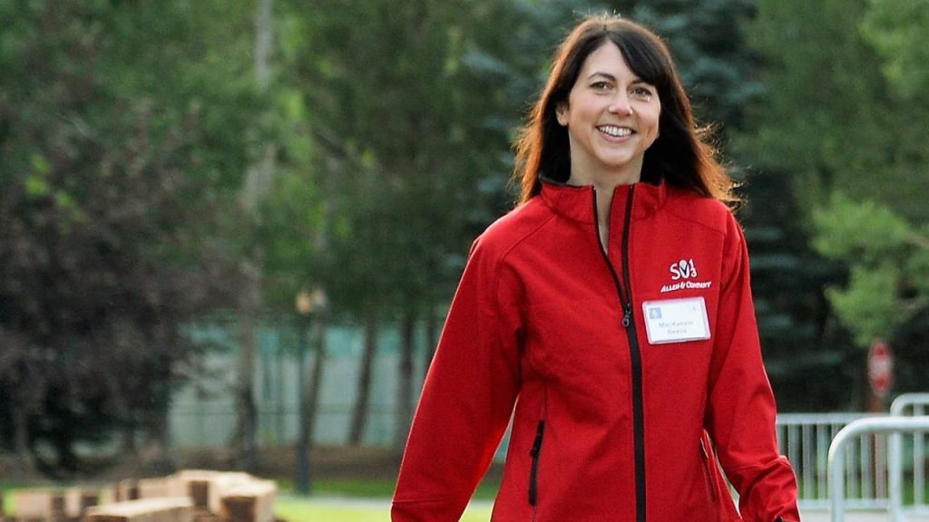 MacKenzie Scott sigue donando su fortuna de US$ 46.000 millones más rápido que nadie antes en la historia