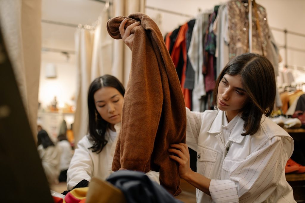 compra ropa de segunda mano centennials pexels
